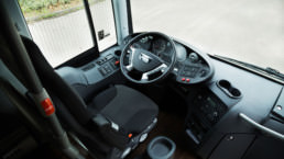 MAN Lion's Regio Reisebus Innenansicht Fahrersitz mit Lenkrad und Armaturen - Musshoff Touristik Lippstadt